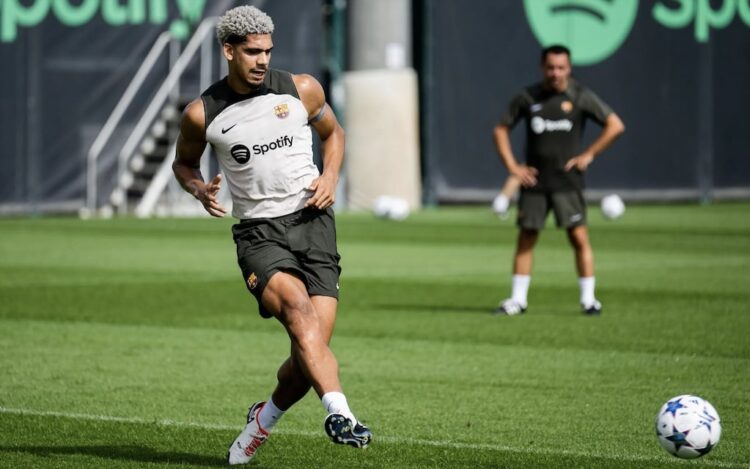 Araujo zurück in Barças Mannschaftstraining